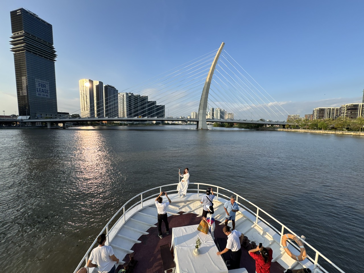 du thuyền đi qua cầu ba son 